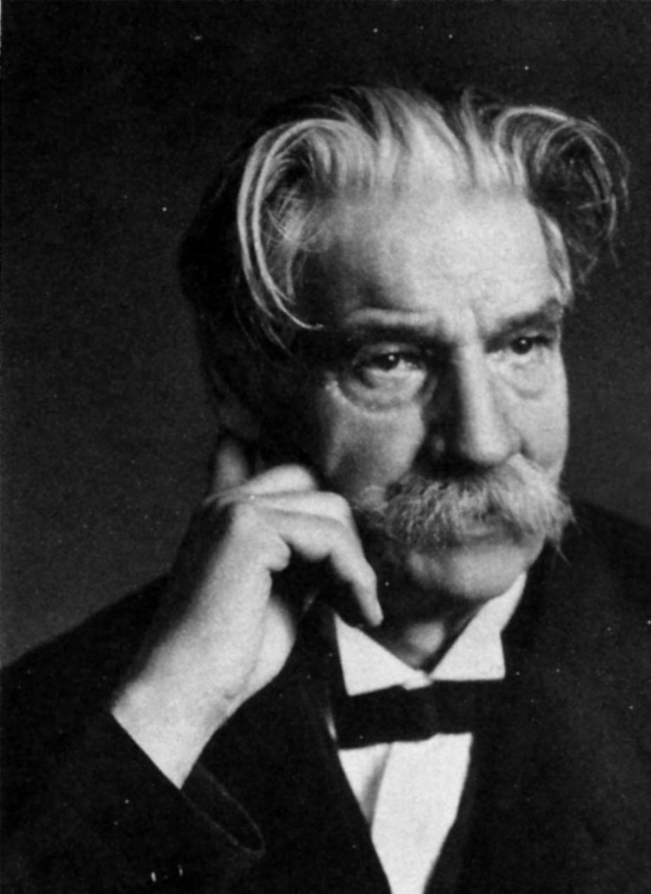 Schwarzweißporträt von Albert Schweitzer mit weißem Haar und Schnurrbart, die Hand an der Wange