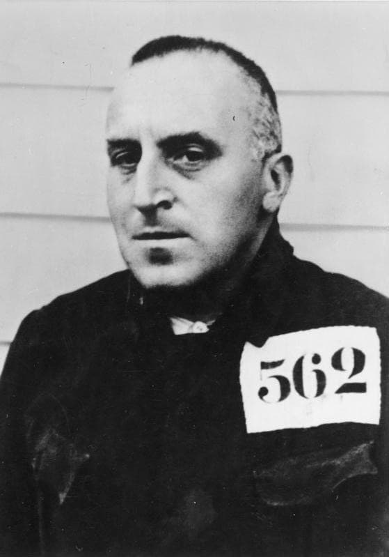 Schwarz-Weiß-Foto von Carl von Ossietzky in Häftlingskleidung mit einem Schild mit der Nummer 562